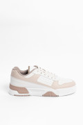 Tenis casuales unicolores con contrastes y texturas 
