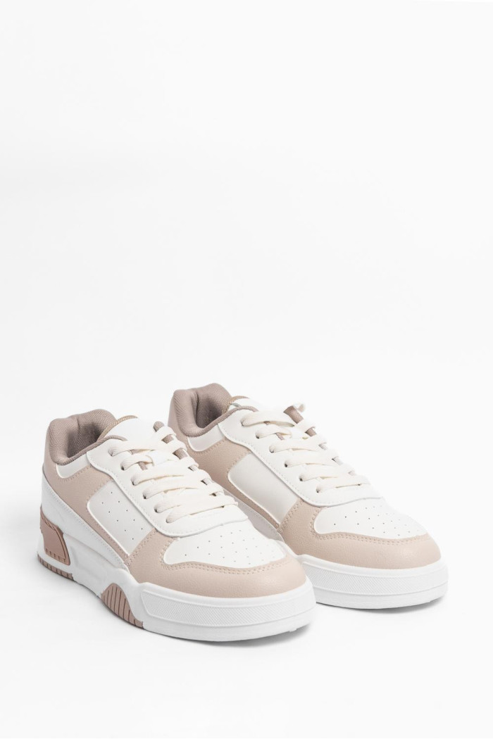 Tenis casuales unicolores con contrastes y texturas 
