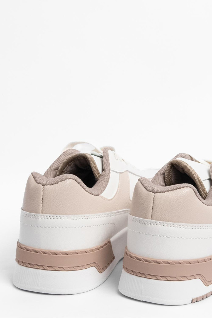 Tenis casuales unicolores con contrastes y texturas 
