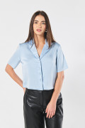 Blusa unicolor crop con manga corta y botones