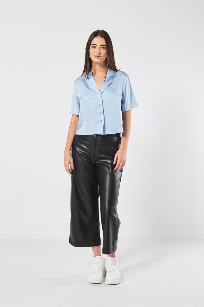 Blusa unicolor crop con manga corta y botones