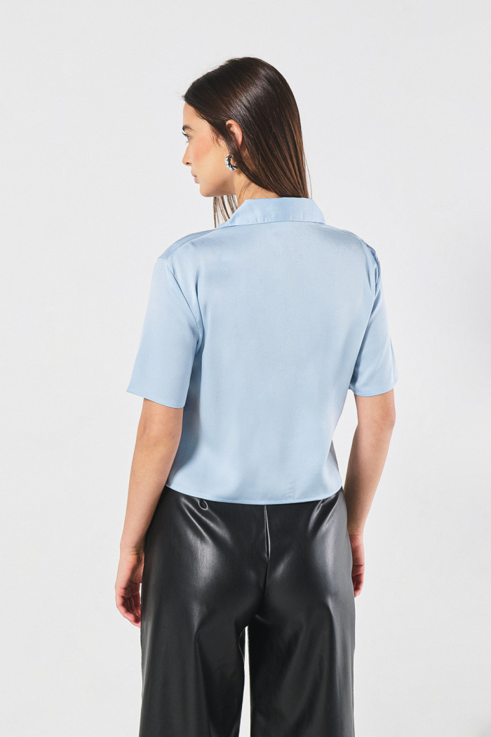 Blusa unicolor crop con manga corta y botones
