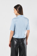 Blusa unicolor crop con manga corta y botones