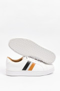 Tenis casuales blancos con suelas planas y contrastes