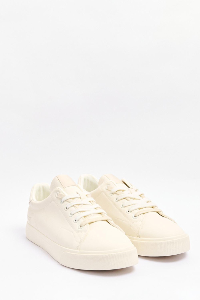 Tenis unicolores casuales con suela plana y texto estampado