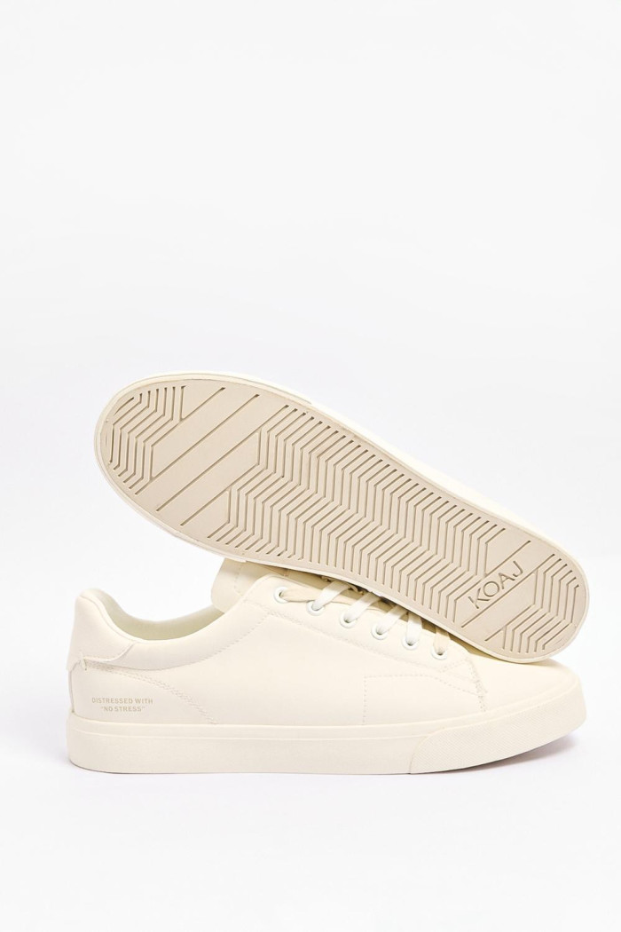 Tenis unicolores casuales con suela plana y texto estampado