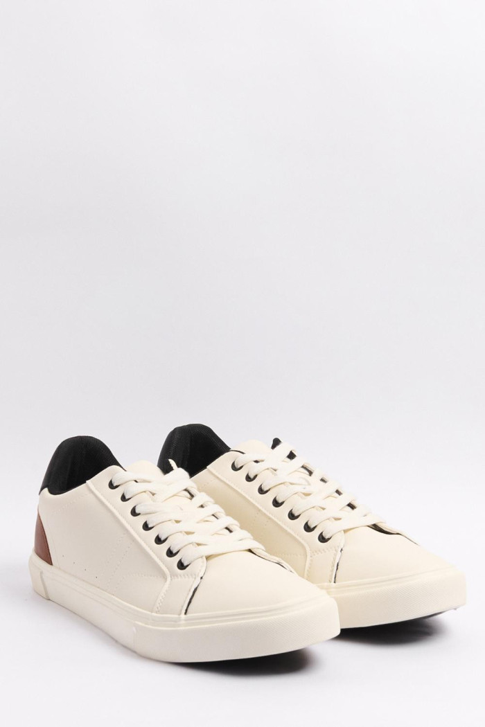 Tenis casuales cremas claros con contrastes posteriores