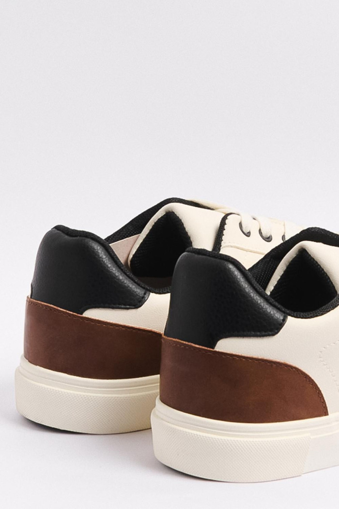 Tenis casuales cremas claros con contrastes posteriores