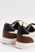 Tenis casuales cremas claros con contrastes posteriores