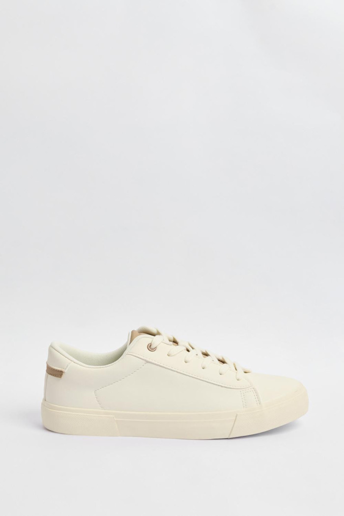 Tenis casuales kakis con contraste posterior y suela plana