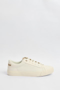 Tenis casuales kakis con contraste posterior y suela plana