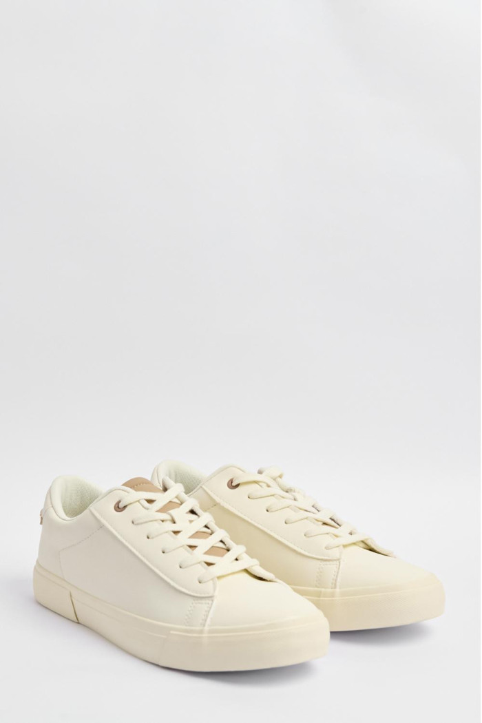Tenis casuales kakis con contraste posterior y suela plana