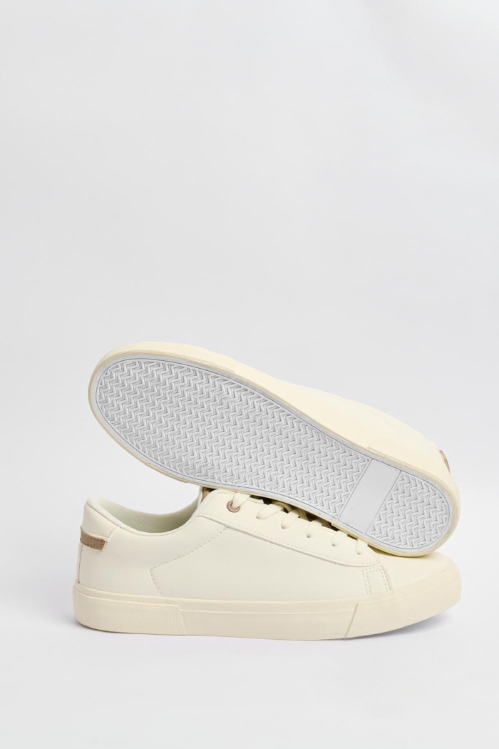 Tenis casuales kakis con contraste posterior y suela plana