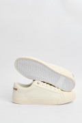 Tenis casuales kakis con contraste posterior y suela plana