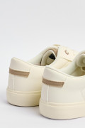 Tenis casuales kakis con contraste posterior y suela plana