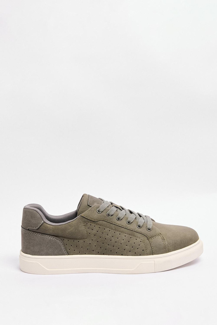 Tenis unicolores casuales con perforaciones y suelas planas