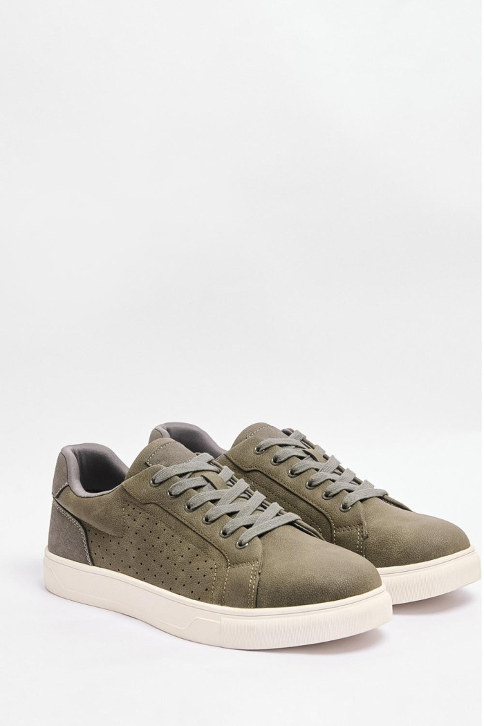 Tenis unicolores casuales con perforaciones y suelas planas