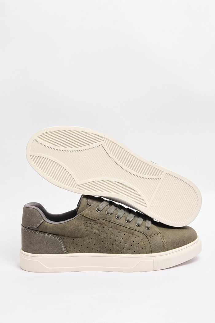 Tenis unicolores casuales con perforaciones y suelas planas