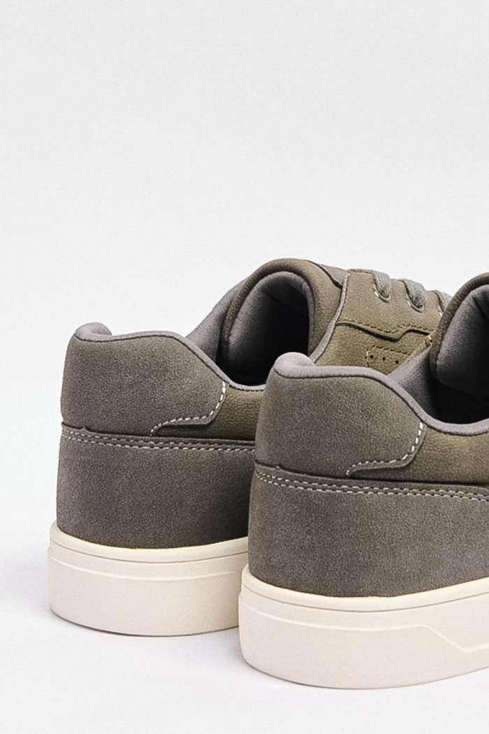 Tenis unicolores casuales con perforaciones y suelas planas
