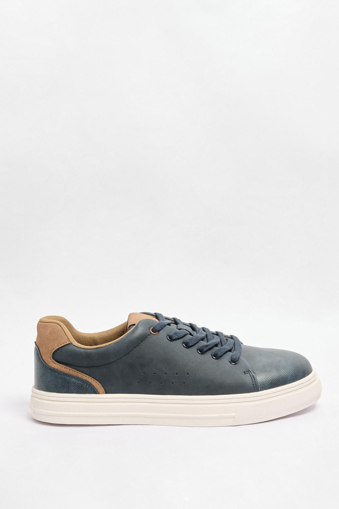 Tenis casuales unicolores con perforaciones y cordones