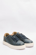 Tenis casuales unicolores con perforaciones y cordones