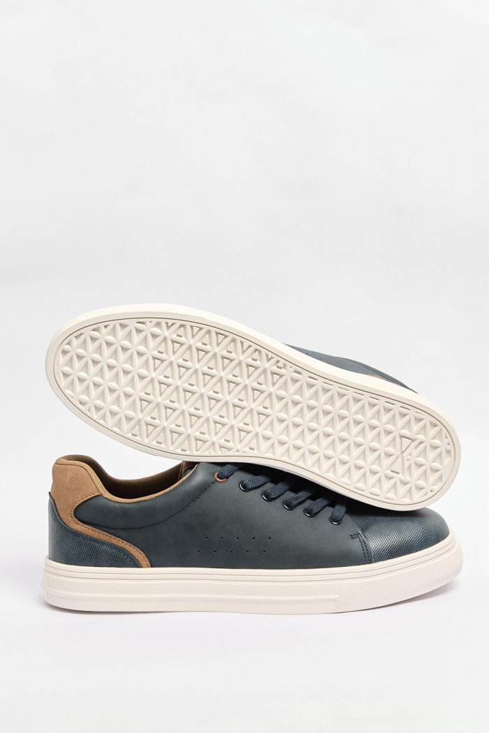 Tenis casuales unicolores con perforaciones y cordones