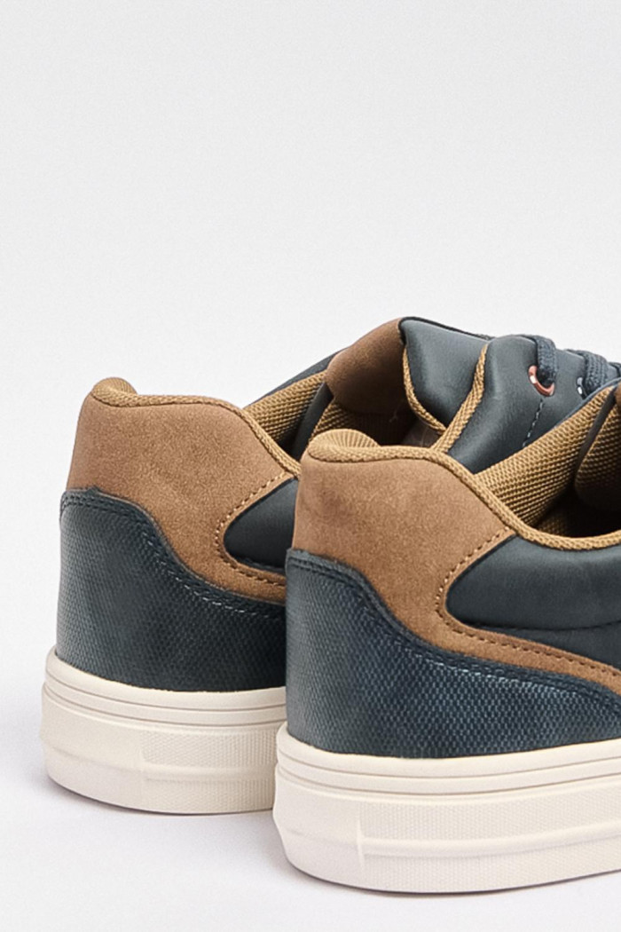 Tenis casuales unicolores con perforaciones y cordones