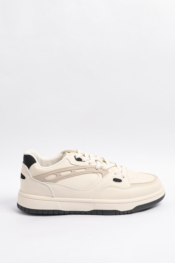 Tenis cremas casuales con contrastes y perforaciones