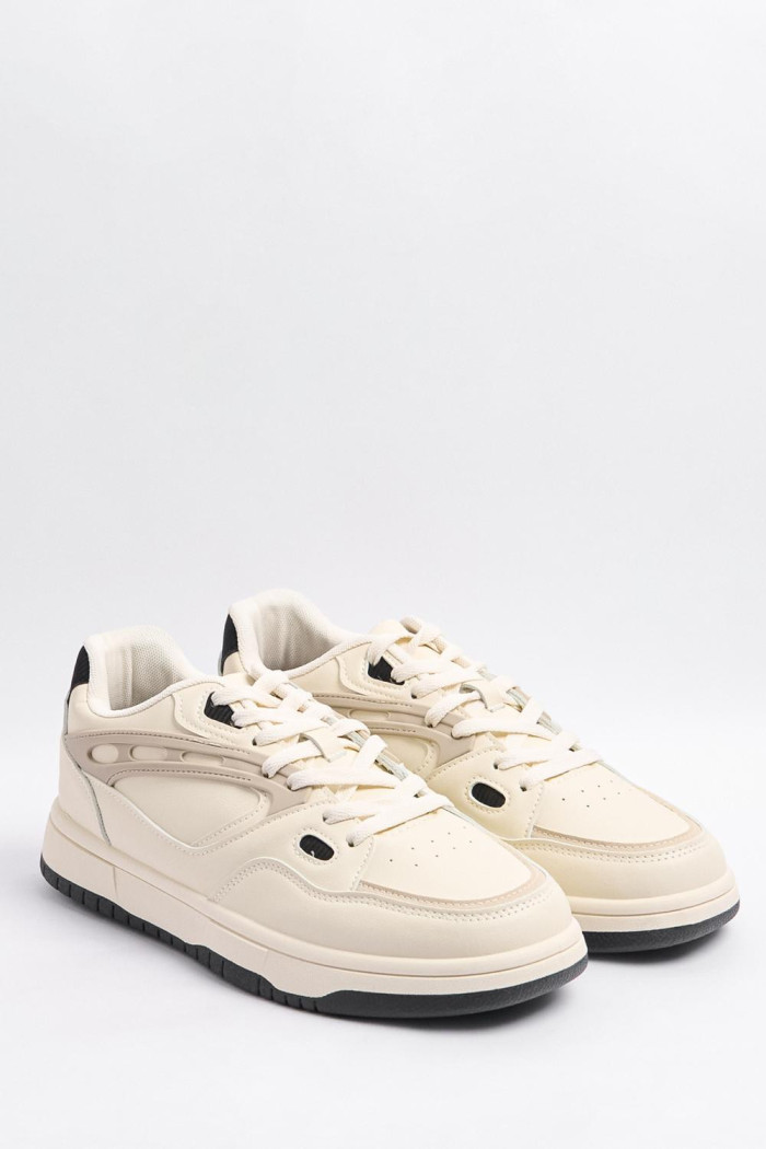 Tenis cremas casuales con contrastes y perforaciones