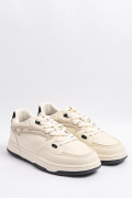 Tenis cremas casuales con contrastes y perforaciones
