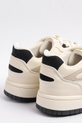 Tenis cremas casuales con contrastes y perforaciones