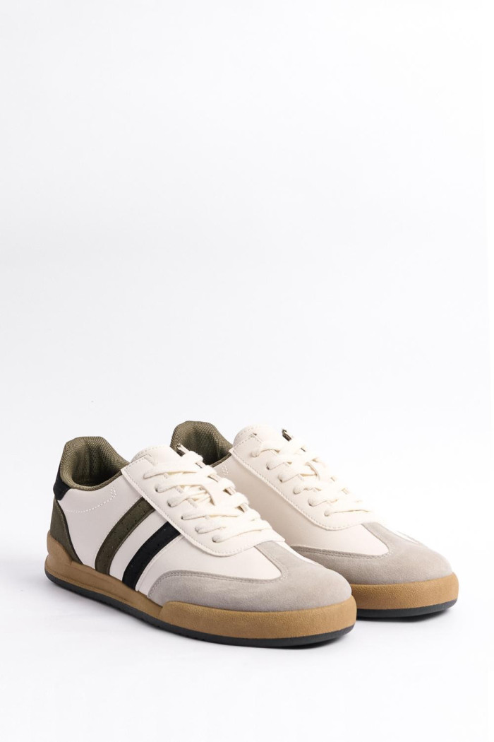 Tenis casuales cremas con contrastes y suelas planas