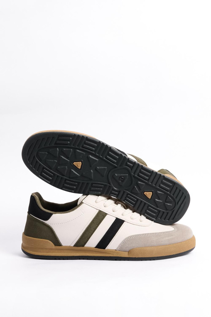 Tenis casuales cremas con contrastes y suelas planas