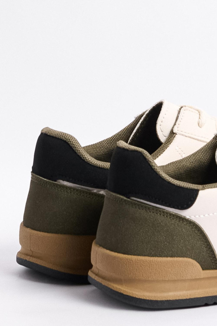 Tenis casuales cremas con contrastes y suelas planas