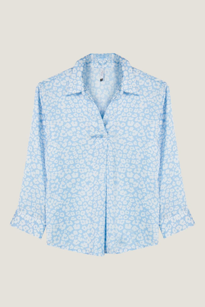 Blusa azul con cuello camisero, manga 3/4 y flores blancas