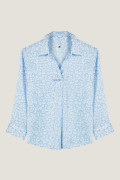 Blusa azul con cuello camisero, manga 3/4 y flores blancas