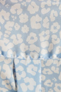 Blusa azul con cuello camisero, manga 3/4 y flores blancas