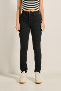 Jean negro tipo jegging ajustado con bolsillos y tiro alto
