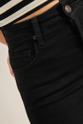 Jean negro tipo jegging ajustado con bolsillos y tiro alto