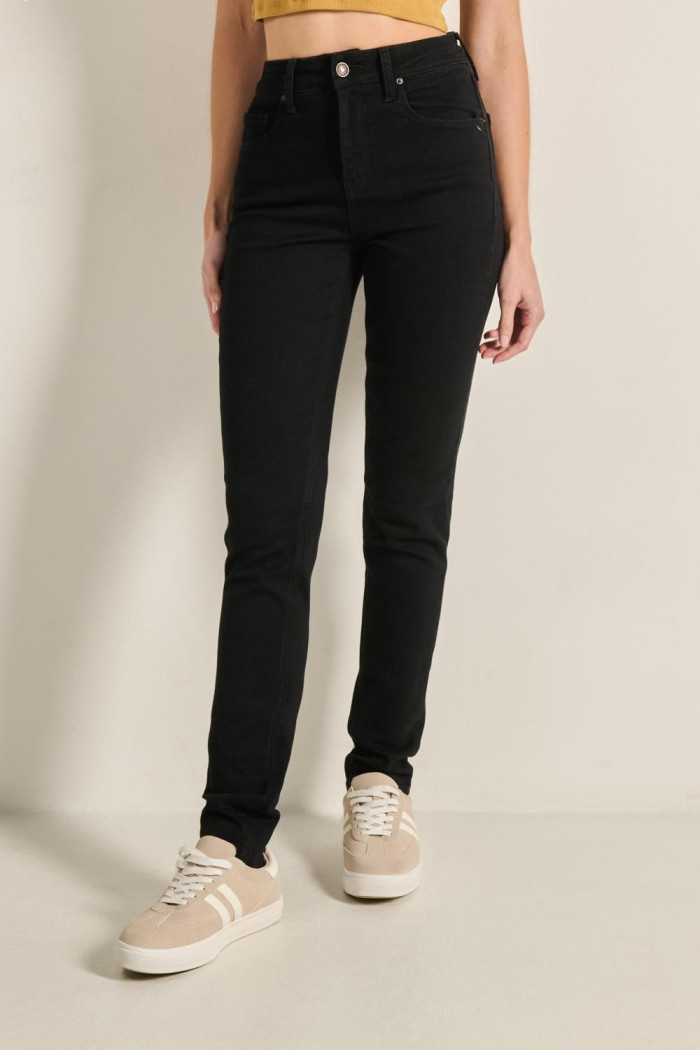 Jean jegging negro con tiro alto y ajuste ceñido