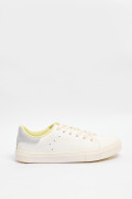 Tenis blancos casuales con talón gris y perforaciones