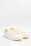 Tenis blancos casuales con talón gris y perforaciones