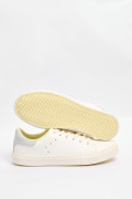 Tenis blancos casuales con talón gris y perforaciones