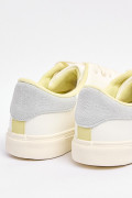 Tenis blancos casuales con talón gris y perforaciones