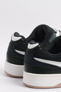 Tenis unicolores casuales con contrastes y perforaciones