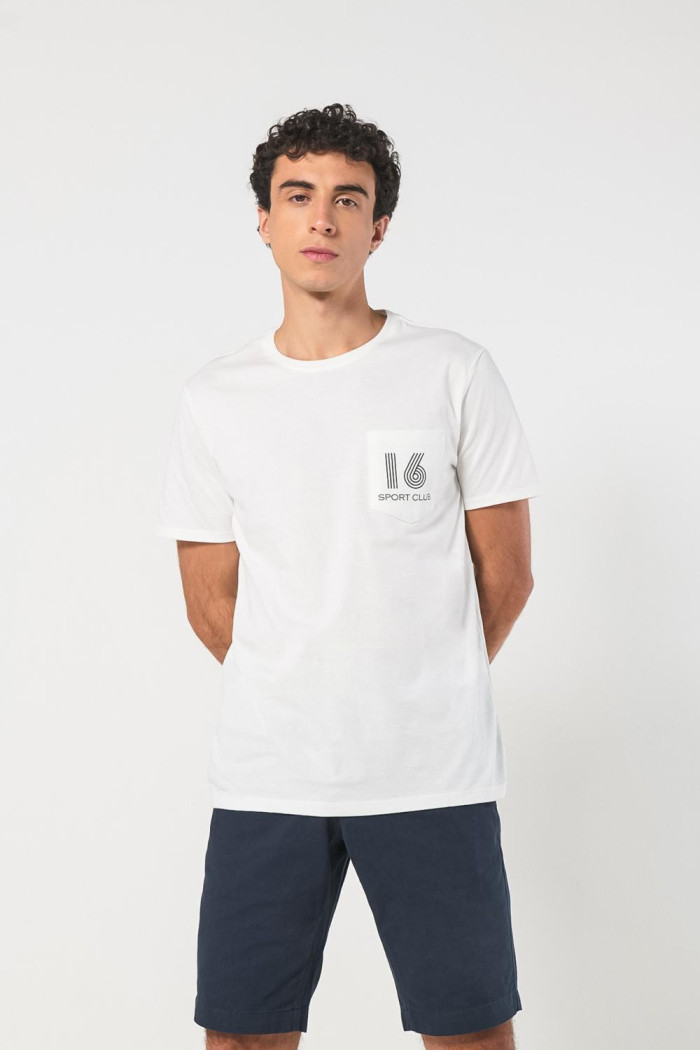 Camiseta college crema clara con cuello redondo y bolsillo