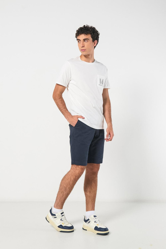 Camiseta college crema clara con cuello redondo y bolsillo