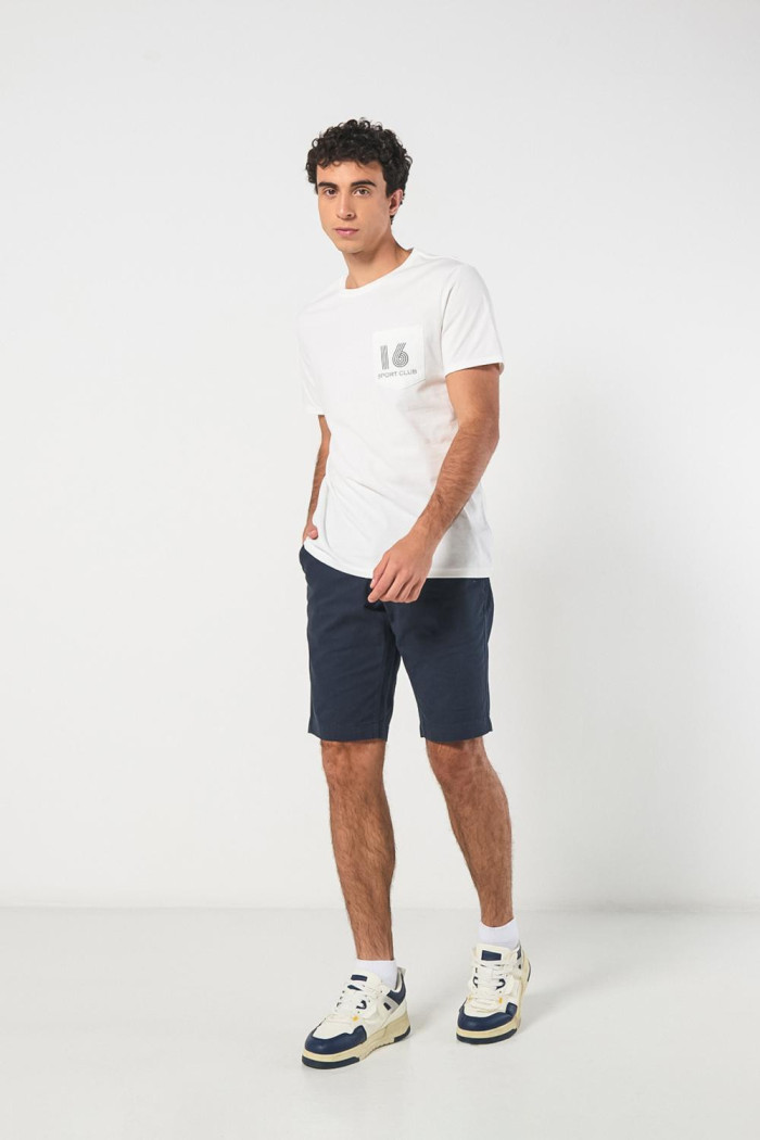 Camiseta college crema clara con cuello redondo y bolsillo