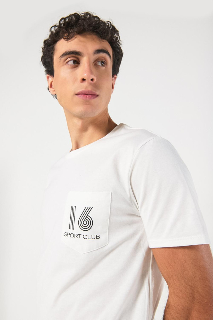 Camiseta college crema clara con cuello redondo y bolsillo