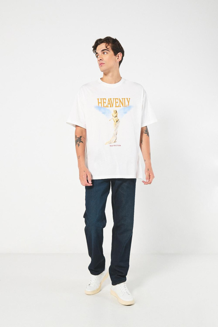 Camiseta crema oversize cuello redondo con diseño celestial
